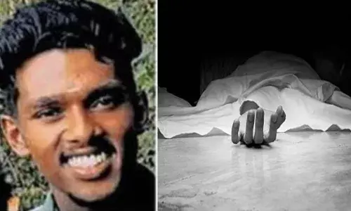 പുതിയ വീട്ടിൽ പ്ലംബിംഗ് ജോലിക്കായി ഒരുമിച്ചെത്തി; വൈകുന്നേരത്തിന്റെ മുഷിച്ചിൽ മാറ്റാൻ മൂന്ന് പേർ ചായ കുടിക്കാൻ പോയി; തിരിച്ചുവരുമ്പോൾ ദാരുണ കാഴ്ച്ച; കഴുത്ത് മുറിച്ച് 18കാരന്റെ മരണം