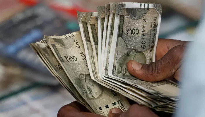 മിനി ബസില് ഒളിപ്പിച്ച് കടത്തിയത് 40 ലക്ഷം രൂപ; പെരിന്തല്മണ്ണയില് മൂന്നു പേര് പിടിയില് മിനി ബസില് ഒളിപ്പിച്ച് കടത്തിയത് 40 ലക്ഷം രൂപ; പെരിന്തല്മണ്ണയില് മൂന്നു പേര് പിടിയില്