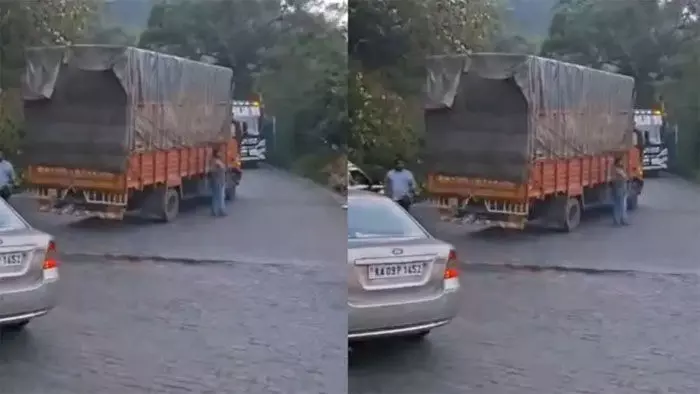 ലോറി ചുരത്തിലെ ഒമ്പതാം വളവിലാണ് കുടുങ്ങി; താമരശേരി ചുരത്തില് ലോറി കുടുങ്ങിതോടെ ഗതാഗതം തടസപ്പെട്ടു ലോറി ചുരത്തിലെ ഒമ്പതാം വളവിലാണ് കുടുങ്ങി; താമരശേരി ചുരത്തില് ലോറി കുടുങ്ങിതോടെ ഗതാഗതം തടസപ്പെട്ടു