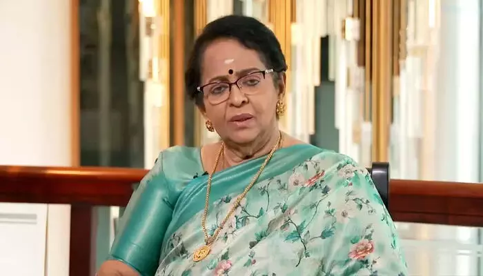 അവൻ എന്റെ കാലിലെങ്കിലും വീണിരുന്നെങ്കിൽ എന്നാണ് ആലോചിക്കുന്നത്; അപ്പോഴാണ് സെൻസർ ബോർഡിന്റെ കാലിൽ വീണ് കരഞ്ഞുവെന്ന് പറഞ്ഞ് നടക്കുന്നത്; തുറന്നടിച്ച് മല്ലിക സുകുമാരൻ അവൻ എന്റെ കാലിലെങ്കിലും വീണിരുന്നെങ്കിൽ എന്നാണ് ആലോചിക്കുന്നത്; അപ്പോഴാണ് സെൻസർ ബോർഡിന്റെ കാലിൽ വീണ് കരഞ്ഞുവെന്ന് പറഞ്ഞ് നടക്കുന്നത്; തുറന്നടിച്ച് മല്ലിക സുകുമാരൻ