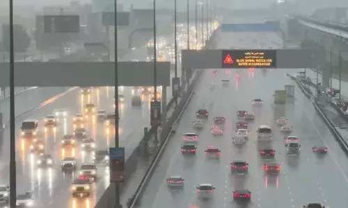 കിഴക്കൻ മേഖലയിലെ ന്യൂനമർദ്ദ ഭീഷണി; കൂടെ മൂടൽ മഞ്ഞും; പലയിടങ്ങളിലും ശക്തമായ മഴ; യുഎഇ യിൽ കാലാവസ്ഥ അറിയിപ്പ് നൽകി അധികൃതർ