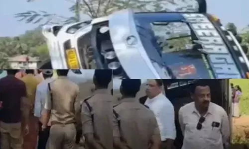 കയറ്റം കയറുന്നതിനിടെ ടൂറിസ്റ്റ് ബസിന്റെ നിയന്ത്രണം നഷ്ടപ്പെട്ടു; നേരെ പുറകിലേക്ക് കുതിച്ചെത്തി തോട്ടിലേക്ക് മറിഞ്ഞ് വീണ് അപകടം; ഡ്രൈവർ ഉൾപ്പടെ എല്ലാവരും അത്ഭുതകരമായി രക്ഷപ്പെട്ടു