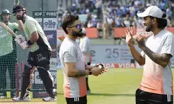 ഗില്ലിന് വേണ്ടി ജയ്സ്വാളിനെ തഴഞ്ഞു! റെഡ്ഡിയും പുറത്ത്; കിവീസിനെ എറിഞ്ഞിടാന്‍ ആറ് ബോളര്‍മാര്‍; കരുതലോടെ തുടക്കമിട്ട് സന്ദര്‍ശകര്‍;  ടീമില്‍ ഇന്ത്യന്‍ വംശജനായ ആദിത്യ അശോകും ക്രിസ്റ്റ്യന്‍ ക്ലാര്‍ക്കും അരങ്ങേറും;  വഡോദരയില്‍ രണ്ടു മാറ്റങ്ങളുമായി ഇന്ത്യ