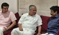 ചികിത്സയ്ക്ക് ശേഷം വീട്ടില്‍ വിശ്രമിക്കുന്ന എം കെ മുനീറിനെ സന്ദര്‍ശിച്ച് മുഖ്യമന്ത്രി; പിണറായിക്കൊപ്പം വീട്ടിലെത്തി മന്ത്രി മുഹമ്മദ് റിയാസും