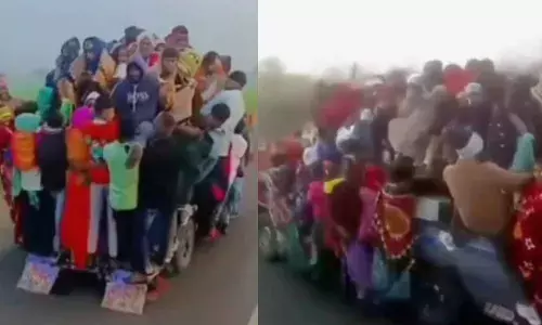 വൈക്കോൽ കയറ്റിപ്പോകുന്ന പോലെ ആളുകളെയും കൊണ്ട് യാത്ര; നിയന്ത്രണം ജസ്റ്റ് ഒന്ന് തെറ്റിയാൽ അപകടം ഉറപ്പ്; ഒരു വെറൈറ്റി ജീപ്പ് സവാരി കണ്ട് കണ്ണ് തള്ളി സോഷ്യൽ മീഡിയ