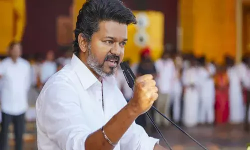 കരൂർ കേസിൽ കുരുങ്ങി ജനനായകൻ; വിജയ് നാളെ ഡൽഹി സിബിഐ ഓഫീസിൽ ഹാജരാകും; ഇനി ടിവികെ യുടെ ഭാവിയെന്ത്?