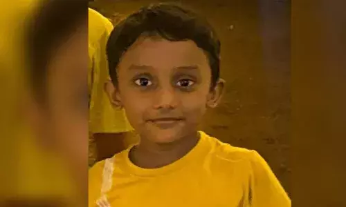 ജനല്‍പ്പാളിയില്‍ പിടിച്ച് വലിച്ചപ്പോള്‍ ദേഹത്തേക്ക് പതിച്ചു; തലയ്ക്ക് പരിക്കേറ്റ് ഏഴ് വയസുകാരന് ദാരുണാന്ത്യം