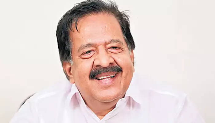 തരം കിട്ടുമ്പോഴൊക്കെ മോദിയെയും അമിത്ഷായെയും പ്രസാദിപ്പിക്കും; തെരഞ്ഞെടുപ്പ് അടുത്തപ്പോള് ജനങ്ങളുടെ കണ്ണില് പൊടിയിടാന് സത്യാഗ്രഹസമരമെന്ന കോമഡി; മോദി കുനിയാന് പറയുമ്പോള് പിണറായി ഇഴയുന്നുവെന്ന് രമേശ് ചെന്നിത്തല തരം കിട്ടുമ്പോഴൊക്കെ മോദിയെയും അമിത്ഷായെയും പ്രസാദിപ്പിക്കും; തെരഞ്ഞെടുപ്പ് അടുത്തപ്പോള് ജനങ്ങളുടെ കണ്ണില് പൊടിയിടാന് സത്യാഗ്രഹസമരമെന്ന കോമഡി; മോദി കുനിയാന് പറയുമ്പോള് പിണറായി ഇഴയുന്നുവെന്ന് രമേശ് ചെന്നിത്തല