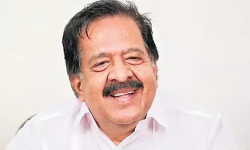 തരം കിട്ടുമ്പോഴൊക്കെ മോദിയെയും അമിത്ഷായെയും പ്രസാദിപ്പിക്കും;  തെരഞ്ഞെടുപ്പ് അടുത്തപ്പോള്‍ ജനങ്ങളുടെ കണ്ണില്‍ പൊടിയിടാന്‍ സത്യാഗ്രഹസമരമെന്ന കോമഡി;  മോദി കുനിയാന്‍ പറയുമ്പോള്‍ പിണറായി ഇഴയുന്നുവെന്ന് രമേശ് ചെന്നിത്തല