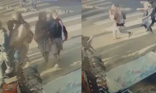 സീബ്രാലൈനിലൂടെ റോഡ് മുറിച്ചു കടക്കവെ ലോറി ഇടിച്ചുതെറിപ്പിച്ചു; രണ്ട് വിദ്യാര്‍ഥിനികള്‍ക്ക് പരിക്കേറ്റു