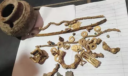 വീടുപണിയാന്‍ എടുത്ത കുഴിയില്‍ തിളക്കം; മണ്ണു മാറ്റി നോക്കിയപ്പോള്‍ കിട്ടിയത് 70 ലക്ഷം രൂപ വിലമതിക്കുന്ന സ്വര്‍ണം:  നിധി കിട്ടാന്‍ സഹായിച്ചത് എട്ടാം ക്ലാസുകാരന്റെ ബുദ്ധി