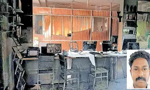 പെണ്‍സുഹൃത്ത് അകലുന്നുവെന്ന തോന്നല്‍; യുവതി ജോലി ചെയ്യുന്ന പ്രസിന് മുന്നിലെത്തി പെട്രോളൊഴിച്ച് തീകൊളുത്തി യുവാവ് ജീവനൊടുക്കി