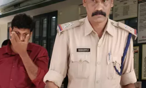 ചെരുപ്പ് വാങ്ങാൻ ഇറങ്ങിയ കുട്ടിയെ നോക്കിവെച്ചു; പിന്നാലെ ബൈക്കിൽ കയറ്റി ആളൊഴിഞ്ഞ പറമ്പിൽ കൊണ്ടുപോയി പീഡനം; കൊല്ലത്ത് 44- കാരൻ പിടിയിൽ