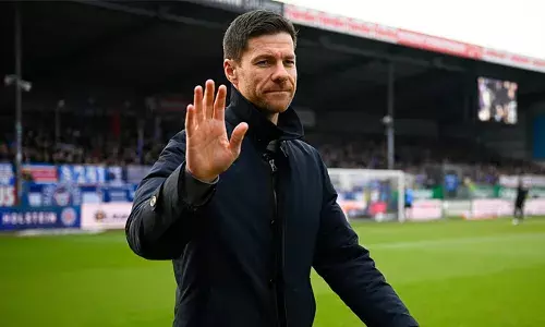 ബുണ്ടസ് ലീഗയിലെ ഇരട്ട കിരീടത്തിന്റെ പകിട്ടുമായി ബെര്‍ണബ്യുവിലെത്തിയ പരിശീലകൻ; റൊട്ടേഷന്‍ സമ്പ്രദായം താരങ്ങളുമായി ബന്ധം വഷളാക്കി; സാബി അലോൺസോയെ പുറത്താക്കി റയൽ മാഡ്രിഡ്