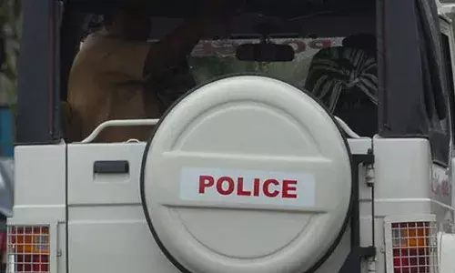 കുടുംബ പ്രശ്നങ്ങൾ സംസാരിച്ച് വഴക്കായി; കാറ്റാടിക്കഴ കൊണ്ട് ഭാര്യയെ ഇരുകാലും അടിച്ചൊടിച്ചു; പിന്നാലെ തീകൊളുത്തി; 42കാരിക്ക് ഗുരുതര പരിക്ക്; നവായിക്കുളത്തുകാരൻ ബിനു ഒളിവിൽ