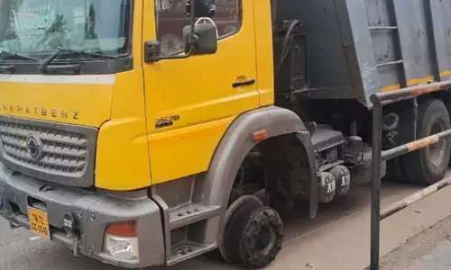 ടാർ കയറ്റിവന്ന ഭാരത് ബെൻസിന്റെ ടിപ്പർ ലോറി; ഓടിക്കൊണ്ടിരിക്കെ പെട്ടെന്ന് കാതടിപ്പിക്കുന്ന ശബ്ദം; മുന്നിലെ ടയർ ഊരിത്തെറിച്ച് വൻ അപകടം; സമീപത്തെ കടകൾക്ക് വൻ നാശനഷ്ടം