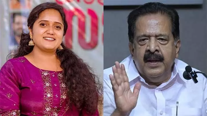 അവര്ക്ക് വേണ്ടത്ര എക്സ്പീരിയന്സ് ഇല്ല; അതുകൊണ്ടാകാം അത്തരം ഒരു പ്രതികരണം ഉണ്ടായത്; പരാതി ലഭിച്ചിട്ടുണ്ടെങ്കില് കെപിസിസി പ്രസിഡന്റ് പരിശോധിക്കും; രാഹുല് മാങ്കൂട്ടത്തിലിനെ പിന്തുണച്ച ശ്രീനാ ദേവി കുഞ്ഞമ്മയെ തള്ളി രമേശ് ചെന്നിത്തല അവര്ക്ക് വേണ്ടത്ര എക്സ്പീരിയന്സ് ഇല്ല; അതുകൊണ്ടാകാം അത്തരം ഒരു പ്രതികരണം ഉണ്ടായത്; പരാതി ലഭിച്ചിട്ടുണ്ടെങ്കില് കെപിസിസി പ്രസിഡന്റ് പരിശോധിക്കും; രാഹുല് മാങ്കൂട്ടത്തിലിനെ പിന്തുണച്ച ശ്രീനാ ദേവി കുഞ്ഞമ്മയെ തള്ളി രമേശ് ചെന്നിത്തല