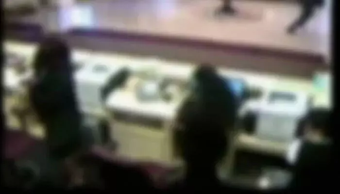 ഹോട്ടലില് മന്തി കഴിക്കുന്നതിനിടെ ഫോണില് സംസാരിക്കാന് പുറത്തിറങ്ങി; ഭക്ഷണത്തിന്റെ പണം കൊടുത്ത് മടങ്ങി; പിന്നാലെ മോഷ്ടാക്കളാണെന്ന വ്യാജേന പ്രചരിച്ചു; പരാതിയുമായി പെണ്കുട്ടികള് ഹോട്ടലില് മന്തി കഴിക്കുന്നതിനിടെ ഫോണില് സംസാരിക്കാന് പുറത്തിറങ്ങി; ഭക്ഷണത്തിന്റെ പണം കൊടുത്ത് മടങ്ങി; പിന്നാലെ മോഷ്ടാക്കളാണെന്ന വ്യാജേന പ്രചരിച്ചു; പരാതിയുമായി പെണ്കുട്ടികള്