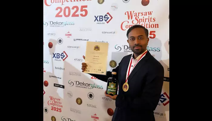 വാഴ്സോ സ്പിരിറ്റ്സ് മത്സരത്തില് സ്വര്ണം നേടി മലയാളിയുടെ ആയുര്വോഡ്; മുസിരിസിന്റെ പൈതൃകം ഈ സംരംഭത്തിന് പ്രചോദനമായെന്ന് സ്ഥാപകന് കൊടുങ്ങല്ലൂര് സ്വദേശി മിഥുന് മോഹന് വാഴ്സോ സ്പിരിറ്റ്സ് മത്സരത്തില് സ്വര്ണം നേടി മലയാളിയുടെ ആയുര്വോഡ്; മുസിരിസിന്റെ പൈതൃകം ഈ സംരംഭത്തിന് പ്രചോദനമായെന്ന് സ്ഥാപകന് കൊടുങ്ങല്ലൂര് സ്വദേശി മിഥുന് മോഹന്