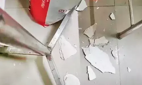 ശസ്ത്രക്രിയ കഴിഞ്ഞു കിടന്ന രോഗിയുടെ മേല്‍ മേല്‍ക്കൂരയുടെ പാളി അടര്‍ന്നു വീണു; സംഭവം കൊല്ലം ജില്ലാ ആശുപത്രിയില്‍