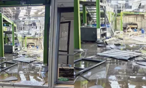 സേഫ്റ്റി വാൽവ് തകരാറിലായതും കേട്ടത് ഉഗ്ര ശബ്ദം; കളമശ്ശേരി കിൻഫ്രയെ നടുക്കി വൻ അപകടം; ഫാക്ടറിയിലെ ബോയിലർ പൊട്ടിത്തെറിച്ച് നാല് പേർക്ക് പരിക്ക്; പ്രദേശത്ത് അതീവ ജാഗ്രത