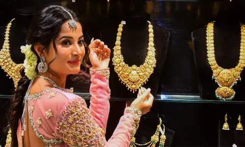 തൊട്ടാൽ പൊള്ളും..; പിടി തരാതെ റോക്കറ്റ് കുതിപ്പ് തുടർന്ന് തങ്കം; സംസഥാനത്ത് ഇന്നും സ്വർണവില സർവ്വകാല റെക്കോർഡിൽ; ഗ്രാമിന് 800 രൂപ വർധിച്ചു; ആശങ്കയിൽ വ്യാപാരികൾ