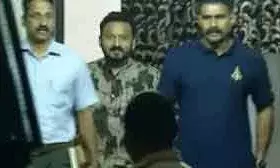 രാഹുല്‍ മാങ്കൂട്ടത്തിലിന്റെ വീട്ടില്‍ പൊലീസ് റെയ്ഡ്; ഫോണ്‍ പാസ് വേഡും ലാപ്‌ടോപ്പും കൈമാറാതെ നിസ്സഹകരണം