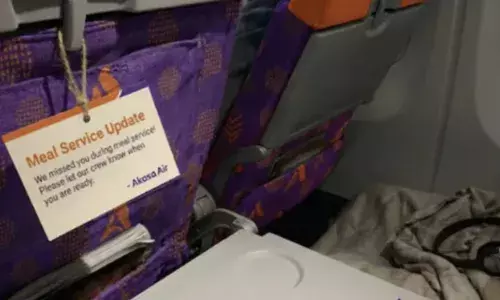 ആകാശത്ത് പറക്കുന്നതിനിടെ ഒന്ന് ഉറങ്ങിപ്പോയി; ഉടൻ തന്നെ ആർക്കും ശല്യമാകാതെ വിമാനത്തിലെ ജീവനക്കാർ ചെയ്തത്; സോഷ്യൽ മീഡിയയിൽ ചർച്ചയായി പോസ്റ്റ്