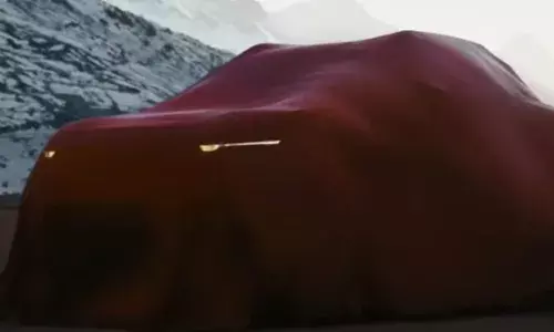 ആ സർപ്രൈസ് റെഡ് കാർപ്പറ്റിനുള്ളിൽ ഒളിഞ്ഞിരിക്കുന്നത് ആര്?; വാഹനപ്രേമികളെ വീണ്ടും ആവേശത്തിലാക്കി റെനോൾട്ടിന്റെ വമ്പൻ പ്രഖ്യാപനം; പുതിയ അപ്ഡേറ്റ് പുറത്ത്