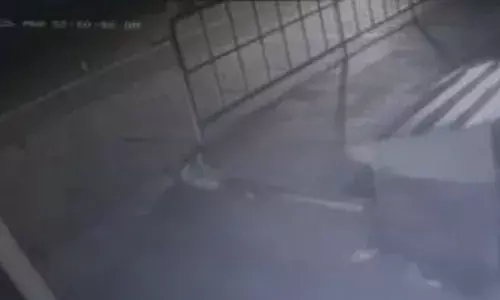 എടിഎം കൗണ്ടറിന്റെ വാതിൽ കല്ലുകൊണ്ട് തകർത്ത നിലയിൽ; അകത്ത് പൊട്ടിയ ഗ്ലാസും കണ്ടെത്തി; എല്ലാത്തിനും തെളിവായി ക്യാമറ ദൃശ്യങ്ങൾ; അന്വേഷണം ഊർജിതമാക്കി പോലീസ്