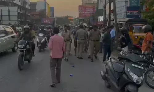 സ്കൂട്ടർ നിന്നും തെറിച്ച് റോഡിലേക്ക് വീണു; പിന്നാലെ വന്ന ടോറസ് ലോറി ശരീരത്തിലൂടെ കയറിയിറങ്ങി; കെഎസ്എഫ്ഇ ജീവനക്കാരിക്ക് ദാരുണാന്ത്യം; സംഭവം പാലക്കാട്