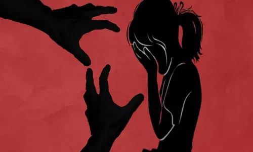 പതിമൂന്നുകാരിയെ ആളൊഴിഞ്ഞ സ്ഥലത്തെത്തിച്ച് പീഡിപ്പിച്ചു; പുറത്ത് പറഞ്ഞാല്‍ കൊല്ലുമെന്ന് ഭീഷണിപ്പെടുത്തി: കുട്ടിയുടെ മുത്തച്ഛന്‍ അറസ്റ്റില്‍