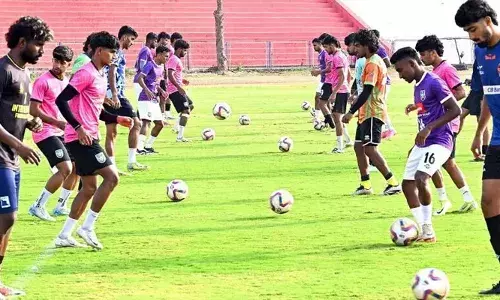 കഴിഞ്ഞ വര്‍ഷം ഒരു ഗോളിന് നഷ്ടമായ കിരീടം തിരികെ പിടിക്കുമോ?  സന്തോഷ് ട്രോഫിക്കുള്ള കേരള ടീമിനെ പ്രഖ്യാപിച്ചു;  സഞ്ജു നയിക്കും, ഒമ്പത് പുതുമുഖങ്ങള്‍
