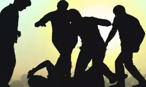 സ്ഥാപനത്തിലേക്ക് കൂട്ടുകാർക്കൊപ്പം ഇരച്ചെത്തി; ഒരു ജീവനക്കാരനെ നേരിൽ കണ്ടതും ഹെല്‍മറ്റ് കൊണ്ട് അടിച്ചുനുറുക്കി; മൂന്ന് പേരെ പൊക്കി പോലീസ്