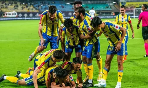 മത്സര നടത്തിപ്പിലെ ഉയർന്ന സാമ്പത്തിക ചെലവ്; കലൂർ വിടാനൊരുങ്ങി കേരള ബ്ലാസ്റ്റേഴ്സ്; ഹോം ഗ്രൗണ്ട് മാറ്റുന്ന കാര്യം പരിഗണയിൽ; കോഴിക്കോടും പയ്യനാടും പുതിയ വേദികൾ?