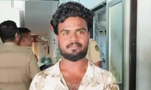 ഒരു ചോക്ലേറ്റുമായി എട്ടാം ക്ലാസുകാരിയുടെ പിന്നാലെ ചെന്നു; പോകുന്ന വഴിയിൽ എല്ലാം ഭയങ്കര ശല്യം; ഒന്നും വേണ്ടെന്ന് പറഞ്ഞപ്പോൾ യുവാവ് ചെയ്തത്; കൈയ്യോടെ പൊക്കി പോലീസ്