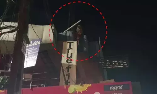 വടക്കാഞ്ചേരിയിൽ കെട്ടിടത്തിന് മുകളിൽ കയറി ആത്മഹത്യാ ഭീഷണി; നാട്ടുകാർക്ക് നേരെ കല്ലേറ്; യുവാവിനെ താഴെയിറക്കിയത് ഒരു മണിക്കൂറോളം നീണ്ട പരിശ്രമത്തിനൊടുവിൽ