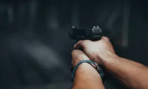 ഒരു കോടി രൂപ സമ്മാനം ലഭിച്ച ലോട്ടറി ടിക്കറ്റ് തോക്ക് ചൂണ്ടി തട്ടിയെടുത്തു; ടിക്കറ്റ് തട്ടിയെടുത്തത് കാറിലെത്തിയ സംഘം: തട്ടിപ്പ് നടത്തിയത് ടിക്കറ്റിന് സര്‍ക്കാര്‍ നല്‍കുന്നതിലുമധികം തുക നല്‍കാമെന്ന് വിശ്വസിപ്പിച്ച്