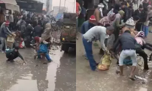 അപകടത്തിൽപ്പെട്ട 13കാരൻ മരിച്ചു; മൃതദേഹത്തിനരികിൽ പൊട്ടിക്കരഞ്ഞ് വീട്ടുകാർ; റോഡിൽ ചിതറി കിടന്ന മീൻ വാരാനായി നാട്ടുകാരുടെ നെട്ടോട്ടം; സംഭവം ബിഹാറിൽ