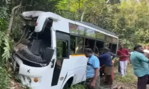 എങ്ങനെയെങ്കിലും രാമക്കൽമേട്ടിൽ കയറണം; ഗൂഗിൾ മാപ്പ് നോക്കി പോകുന്നതിനിടെ അപകടം; ഇടുങ്ങിയ വഴിയിലേക്ക് ഇടിച്ചുകയറി ടൂറിസ്റ്റ് ബസ്; നിരവധിപേർക്ക് പരിക്ക്