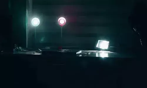 ക്ഷേത്ര ഉത്സവം കഴിഞ്ഞ് മടങ്ങിയെത്തിയ ആ കുടുംബം; നടയിൽ കാൽ ചവിട്ടിയതും വീടിനുള്ളിൽ അസാധാരണ വെളിച്ചം; തുറന്ന് നോക്കിയതും ഞെട്ടൽ; കേസെടുത്ത് പോലീസ്