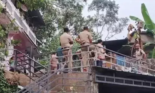 അനുജനെ ഹാളിൽ ഇരുത്തിയ ശേഷം മുറിയിൽ കയറി തീകൊളുത്തി; അമ്മ മടങ്ങിയെത്തിയപ്പോൾ 16കാരി മരിച്ച നിലയിൽ; വലിയമലയിലെ വാടക വീട്ടിലെത്തിയിട്ട് രണ്ടാഴ്ച; അന്വേഷണം ആരംഭിച്ച് പോലീസ്