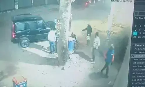 സ്വിഗ്ഗി ഡെലിവറി ഏജന്റിന്റെ ദേഹത്തേക്ക് കാര്‍ ഓടിച്ചു കയറ്റി ഡോക്ടര്‍; ചോദ്യം ചെയ്തപ്പോള്‍ ബൈക്കുകള്‍ തകര്‍ത്തും ഏജന്റുമാരെ കയ്യേറ്റം ചെയ്തും ഡോക്ടറുടെ പരാക്രമം: മദ്യലഹരിയില്‍ അതിക്രമം നടത്തിയ ഡോക്ടറെ അറസ്്റ്റ് ചെയ്ത് പോലിസ്