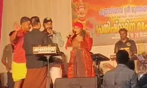 കണ്ണൂരില്‍ ക്ഷേത്രോത്സവത്തിനിടെ ആര്‍ എസ് എസ് ഗണഗീതം ആലപിച്ച് തൃശ്ശൂരില്‍ നിന്നുള്ള ഗായകസംഘം; സ്റ്റേജില്‍ കയറി പാട്ട് നിര്‍ത്തിച്ച് സിപിഎം പ്രവര്‍ത്തകര്‍