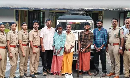 വനപാലകരെ ആക്രമിക്കാനും വെടിവെക്കാനും ശ്രമം; പത്തനംതിട്ടയില്‍ നായാട്ട് സംഘം പിടിയില്‍; തോക്കും കത്തികളും പിടിച്ചെടുത്തു
