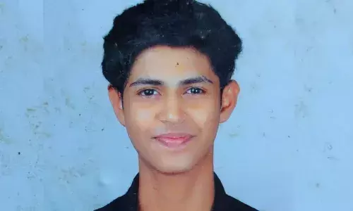 സ്‌കൂള്‍ ബസില്‍ തട്ടി ബൈക്ക് നിയന്ത്രണം വിട്ട് മറിഞ്ഞു; 18കാരനായ വിദ്യാര്‍ത്ഥിക്ക് ദാരുണാന്ത്യം