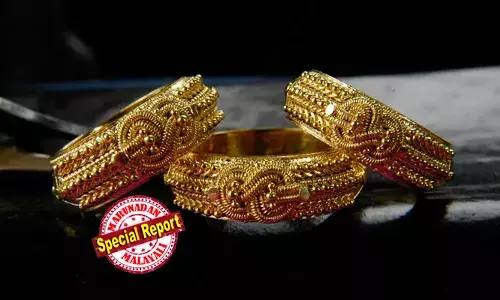 പുതുവര്‍ഷത്തില്‍ പൊന്നിന് പൊള്ളുന്ന വില; ഇന്ന് മൂന്ന് തവണ വില കൂടി, ഒടുവില്‍ നേരിയ കുറവ്; ഒരു പവന്‍ ആഭരണം വാങ്ങാന്‍ 1.35 ലക്ഷം നല്‍കണം; പണിക്കൂലിയും ടാക്‌സും ചേരുമ്പോള്‍ വാങ്ങുന്നവന്റെ പോക്കറ്റ് കീറും