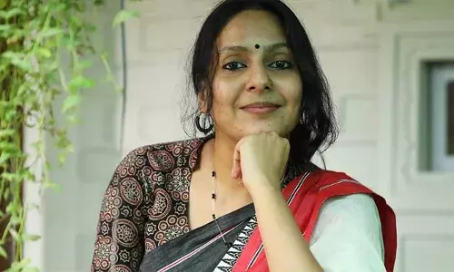 അത് സോഷ്യൽമീഡിയ കണ്ടൻ്റാക്കിയത് വലിയ തെറ്റ്; എന്നാൽ തിരക്കുള്ള ഒരു പൊതുവിടവും അത്ര നിഷ്കളങ്കമല്ല; സ്ത്രീകളെ ഒന്നടങ്കം അധിക്ഷേപിച്ച് പേടി വീണ്ടും ഊട്ടിയുറപ്പിക്കരുതെന്നും ശ്രുതി ശരണ്യം