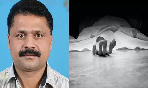 ആളെ ഇറക്കാൻ സ്റ്റോപ്പിൽ ചവിട്ടിനിർത്തിയ ബസ്; മുൻഭാഗത്തെ ഡോർ തുറന്നതും പുറത്തേക്ക് തെറിച്ചു വീണ് മാരക പരിക്ക്; പാലക്കാട് ചികിത്സയിലായിരുന്ന കണ്ടക്ടർക്ക് ദാരുണാന്ത്യം