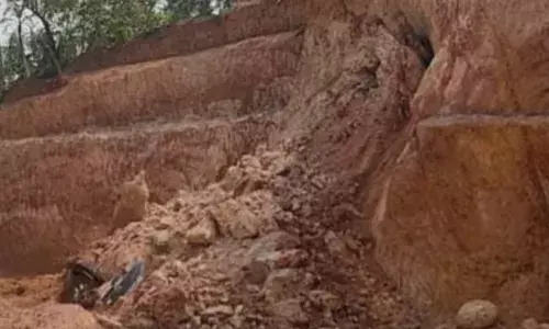 കുന്നിടിക്കുന്ന ജോലിയിൽ മുഴുകി നിൽക്കവേ ജീവനെടുത്ത് അപകടം; ജെസിബിയുടെ മുകളിലേക്ക് മണ്ണിടിഞ്ഞ് വീണ് ഡ്രൈവർക്ക് ദാരുണാന്ത്യം; വേദനയായി അനീഷിന്റെ വിയോഗം